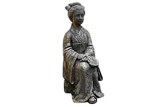 Geisha sitzend, Figur aus Steinguss, Frostfest von Steinfiguren Horn