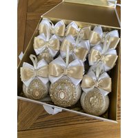 Luxuriöse Weihnachtskugeln Aus Samt in Weiß Und Gold von StellasCraftyCorner