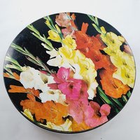 Großer Großer Flacher Runder Vintage Früher Zinn Retro Keksbehälter 1950Er Jahre Behälter Hervorragender Zustand Gladiolen-Design Großer Großer Flacher Runder Vintage Früher Zinn Retro Keksbehälter 1950Er Jahre Behälter Hervorragender Zustand Gladiolen-Design von StellasVintageRetro