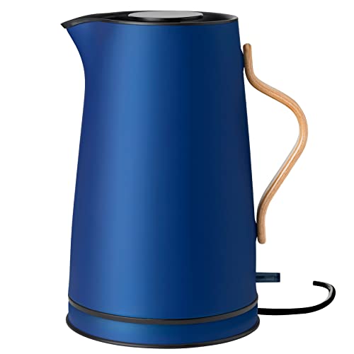 Stelton Wasserkocher Emma - Elektrischer Kocher - Kaffee- & Teekanne, skandinavisch - Filter, Trockenkoch-Sicherheitsschalter mit Abschaltung, Buchenholzgriff - 1,2 Liter, Dunkelblau, EU-Stecker von Stelton