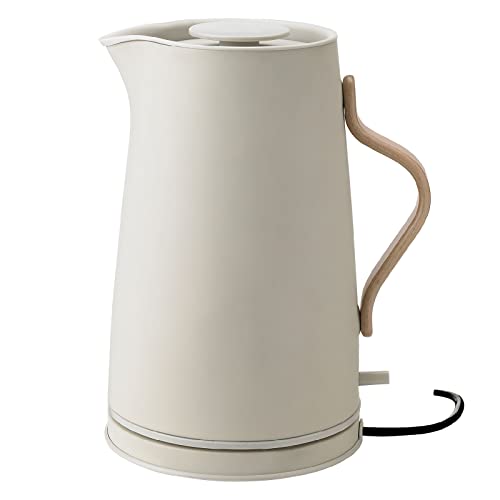 Stelton Wasserkocher Emma - Elektrischer Kocher, Wasserkessel - Kessel im skandinavischen Design - Filter, Trockenkoch-Sicherheitsschalter mit Abschaltung, Buchenholzgriff - 1,2 Liter, soft sand von Stelton