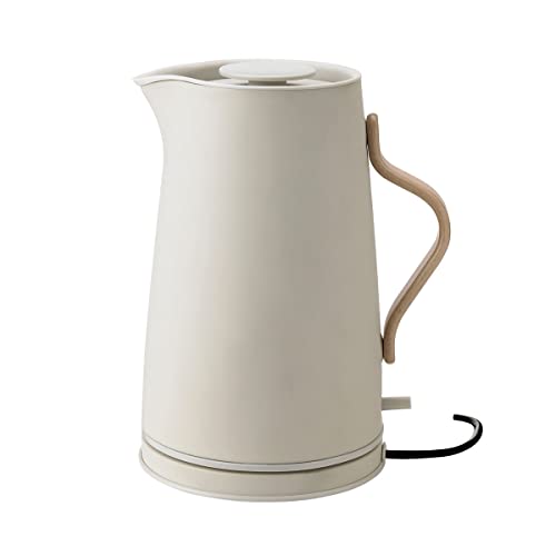 Stelton Wasserkocher Emma - Elektrischer Kocher, Wasserkessel - Kessel im skandinavischen Design - Filter, Trockenkoch-Sicherheitsschalter mit Abschaltung, Buchenholzgriff - 1,2 Liter, soft sand von Stelton