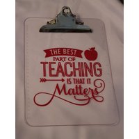 Das Beste An Der Lehre Ist, Dass Es Auf Klemmbrett Ankommt - Lehrergeschenk Lehrer-Wertschätzung Dekoratives Das Beste An Der Lehre Ist, Dass Es Auf Klemmbrett Ankommt - Lehrergeschenk Lehrer-Wertschätzung Dekoratives von StepOfFaithGifts