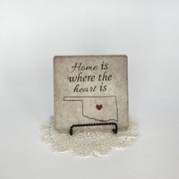 Home Is Where The Heart Is - Ok Zeichen Benutzerdefiniertes Dekorative Kachel Vinyl Sprüche Oklahoma Geschenk Zustand Tile Home Is Where The Heart Is - Ok Zeichen Benutzerdefiniertes Dekorative Kachel Vinyl Sprüche Oklahoma Geschenk Zustand Tile von StepOfFaithGifts