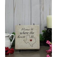 Home Is Where The Heart - Texas Tile Benutzerdefinierte Dekorative Fliese -Individuelles Zeichen Vinyl-Zeichen Tile-Zeichen Zustandsgeschenk Home Is Where The Heart - Texas Tile Benutzerdefinierte Dekorative Fliese -Individuelles Zeichen Vinyl-Zeichen Tile-Zeichen Zustandsgeschenk von StepOfFaithGifts