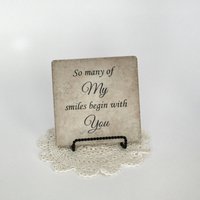 So Viele Meines Lächelns Beginnen Mit Ihnen Tile - Dekorative Fliese Vinyl-Zeichen Vinyl-Fliese Ermutigung Hochzeitsgeschenk Jahrestag Liebe von StepOfFaithGifts