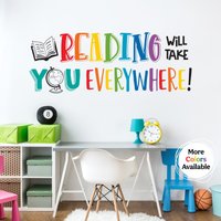 Lesen Bringt Sie Überall Hin Wandtattoo | Klassenzimmer Vinyl Bibliothek Wand Kunst Dekor Gestapeltes Design von StephenEdwardGraphic