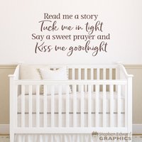 Süßes Gebets-Kinderzimmer-Wandtattoo Lesen Sie Mir Eine Geschichte, Tuck Me in Tight Süßes Gebets-Kinderzimmer-Wandtattoo Lesen Sie Mir Eine Geschichte, Tuck Me in Tight von StephenEdwardGraphic