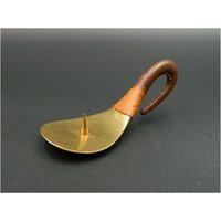 Werkstätte Carl Auböck Messing Kerzenhalter Mit Ledergriff Modell 3433 Werkstätte Carl Auböck Messing Kerzenhalter Mit Ledergriff Modell 3433 von StereogramVintage