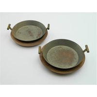 Werkstätte Carl Auböck Zwei Kupfer Eierspeis Pfannen Mit Holzteller von StereogramVintage