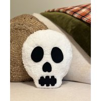 Plüsch Sherpa Gruseliges Schädel Kissen - Halloween Kissen, & Herbst Dekor, Dekor von SterlingStitchCo