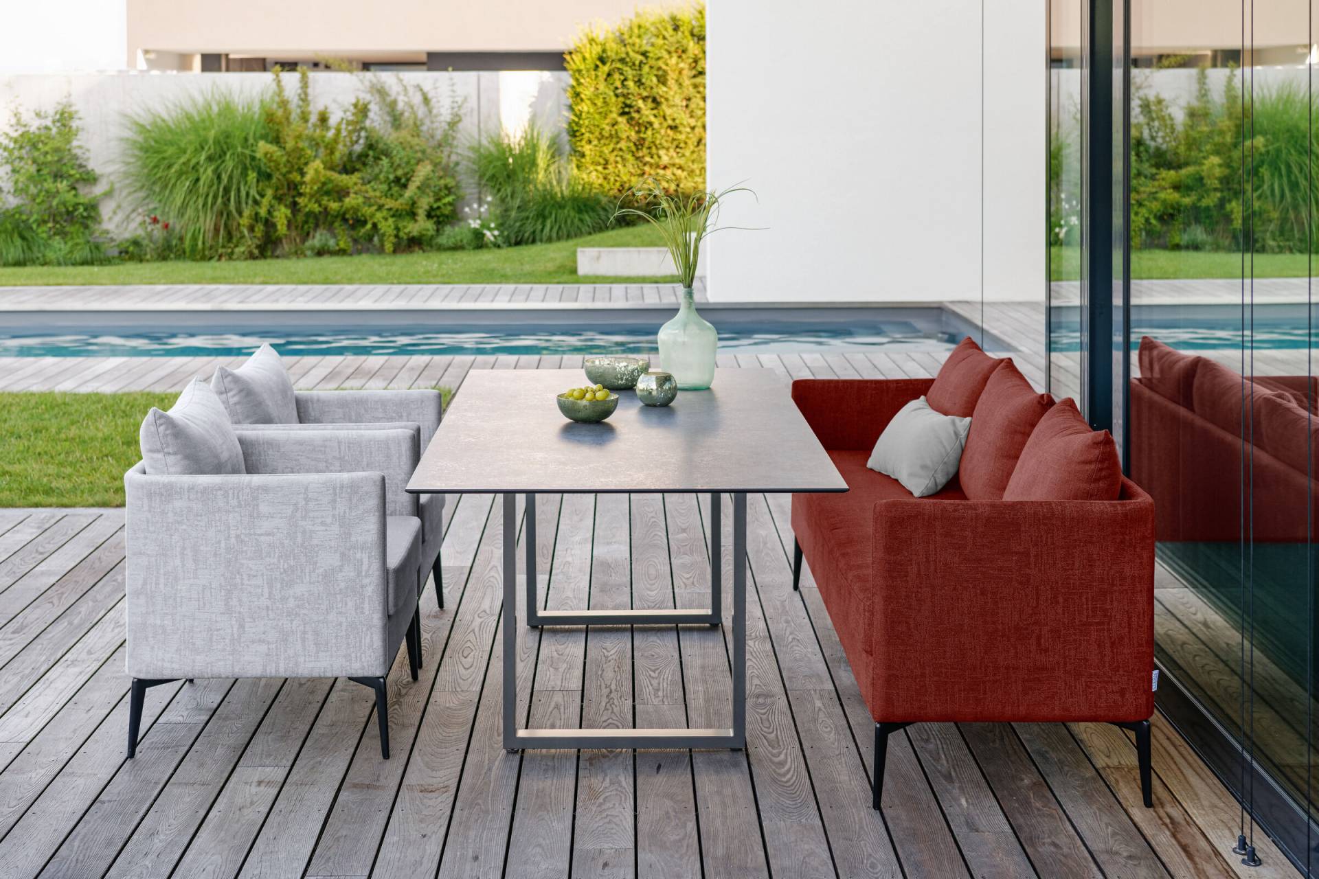 STERN Silverstar2.0 Gartenessgruppe, Rot/Schiefergrau, Aluminium, Tisch ca. 200x100 cm, 2x Sessel ca. 67x67 cm, 3-Sitzer Sofa ca. 200x67 cm von Stern