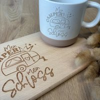 Tasse & Vesperbrett Im Set | Mein Camper Mein Schloss Keramiktasse Frühstücksbrett Geschenkidee Tasse & Vesperbrett Im Set | Mein Camper Mein Schloss Keramiktasse Frühstücksbrett Geschenkidee von Sternelinchen