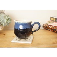 Tasse Aus Steinzeug. Blaue Schwarze Tasse, Hand Geworfen Steinzeug Studio Keramik. G1328 Stevakeramik von StevaCeramics