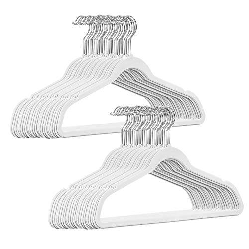 50 Stück hochwertige Samt Kleiderbügel in der Farbe Weiß mit Silber Haken/Anti-Rutsch/von StickandShine von StickandShine Inh. Christian Müller