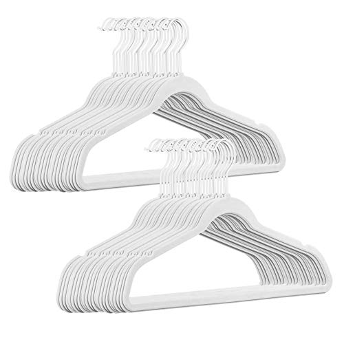 50 Stück hochwertige Samt Kleiderbügel in der Farbe Weiß mit weißem Haken/Anti-Rutsch/von StickandShine von StickandShine Inh. Christian Müller