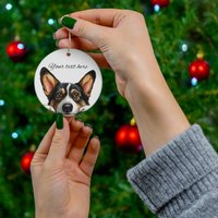 Personalisierte Dreifarbige Strickjacke Corgis Ornament, Benutzerdefinierte Name Spähender Hund Weihnachtsverzierung, Ihr Text Auf von StickerMoodCo
