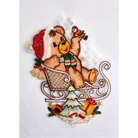 Stickereien Plauen Fensterbild "Teddy auf Schlitten" Stickereien Plauen Fensterbild "Teddy auf Schlitten" von Stickereien Plauen