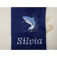 Gästetuch/Handtuch Duschtuch 500 G/M Personalisiert Hai Haie Shark Meer 02 + Name Bestickt Stickerei Bestickung Gästetuch/Handtuch Duschtuch 500 G/M Personalisiert Hai Haie Shark Meer 02 + Name Bestickt Stickerei Bestickung von Stickereiparadies