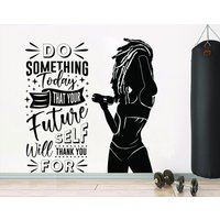 Girl Locs Hair Gym Wandtattoo Fitness Zitate Frauen Deko Workout Power Art Vinyl Wandsticker Schlafzimmer Mädchen Motivation Crossfit 3747Er von StickersanddecalsArt