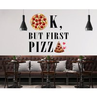 Ok, But First Pizza Custom Name Food Lover Wandtattoa Geschenke Vinyl Liebhaber Wand Kunst Aufkleber Wandsticker Dekor 3516Er von StickersanddecalsArt