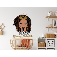 Princess Afro Little Girl Hair in Locs Krone Custom Benutzerdefinierter Name Wandaufkleber Mädchen Beauty Geschenke Sie Vinyl Wandsticker 3537Er von StickersanddecalsArt