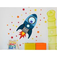 Blaue Fliegende Rakete Wandaufkleber, Raketen Weltraum Themen Kinderzimmer Blaue Fliegende Rakete Wandaufkleber, Raketen Weltraum Themen Kinderzimmer von Stickerscape