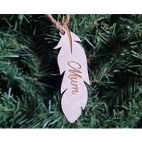 Personalisierte Gedenkbaum Dekoration | Verwandte Namenskugel Verlorener Geliebter Mensch Erinnerung, Weihnachtsdeko, Weihnachtsfeder von Bespokeengravingcouk