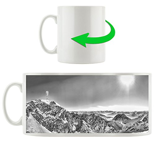 Stil.Zeit Möbel GmbH Monocrome, Zugspitze im Sonnenlicht, Motivtasse aus weißem Keramik 300ml, Tolle Geschenkidee zu jedem Anlass. Ihr Neuer Lieblingsbecher für Kaffe, Tee und Heißgetränke von Stil.Zeit