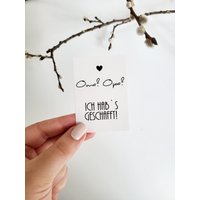 Aufkleber Grabkerze "Oma? Opa? Ich Habs Geschafft" Grabschmuck Abschluss Verkünden Sticker Grablicht Friedhof Modern Tod Großeltern Omi Opi Aufkleber Grabkerze "Oma? Opa? Ich Habs Geschafft" Grabschmuck Abschluss Verkünden Sticker Grablicht Friedhof Modern Tod Großeltern Omi Opi von StillerFuchs