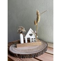 Haus Mit Vase Und Holzunterlage Im Set von StineHomeDesign