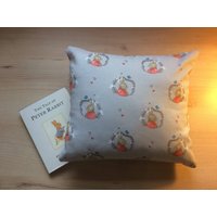 Peter Hase Handgemachtes Buchkissen Inklusive Buch, Beatrix Potter Kissen, Lesekissen, Kinderklassiker, Rabbit Kissen von StitchCraftsUK
