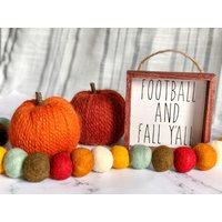 Fußball Und Herbst Y'all Tiered Tablett Schild | Halloween Dekor Gestuftes Rustikales Bauernhaus von StitchCreekCrochet