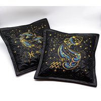 Besticktes Aquarius Zodiac Sashiko Kissen - Wassermann Sternzeichen, Quilt, Schwarzes Leder Stickerei Kissenbezug, Leinen 39 X 39cm von StitchMaryArt