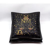 Besticktes Libra Zodiac Sashiko Kissen - Waage Sternzeichen, Astrologie Quilt, Stickerei Schwarzes Leder Kissenbezug, 39 X 39cm von StitchMaryArt