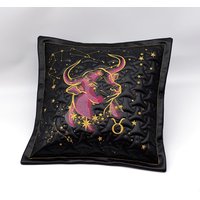 Besticktes Taurus Zodiac Sashiko Kissen - Stier Sternzeichen, Astrologie Quilt, Stickerei Schwarzes Leder Kissenbezug, 39 X 39cm von StitchMaryArt