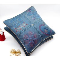 Besticktes Weihnachten Kissen, Quilt Blau Retro Dekokissen, Adventskalender Stickerei - Gold Kissenbezug Seide, 39 X cm von StitchMaryArt