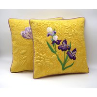 Lilien Deko Kissen Gelbe Dupion Seide, Schwertlilien Iris Blumen Stickerei, Trapunto-Quilt Kissenhülle - Gelb, 39 X cm von StitchMaryArt