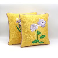 Lotus Deko Kissen Gelbe Dupion Seide Lila Blumen Stickerei, Trapunto-Quilt Kissenhülle - Gelb, 39 X cm von StitchMaryArt