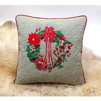 Weihnachtskranz Quilt Bestickes Dekokissen - Schimmernde Winter Stickerei Trapunto Kissenbezug Grün, Kunsteide 39 X cm von StitchMaryArt