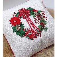 Weihnachtskranz Quilt Bestickes Dekokissen - Weiß Winter Stickerei Trapunto Kissenbezug Weiß, Leinen 39 X cm von StitchMaryArt