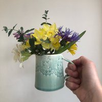 Aqua Lace Milchkännchen/Krug - Kleines Handgefertigtes Keramikgeschirr Aus Porzellan Mit Spitzeaufdruckdetail Und Aquablauer Glasur von StitchedCeramics