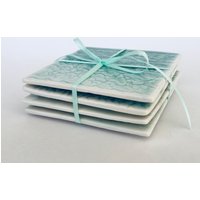 Landhaus Keramik Untersetzer, Grüner Aqua Blauer Untersetzer Mit Spitzenaufdruck von StitchedCeramics