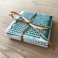 Porzellan Fliese Getränke Untersetzer - Grün Gepunktet Zarte Spitze Aufdruck Handgemacht Land Rustikal Küche Neues Zuhause Haus Geschenk Geschirr von StitchedCeramics