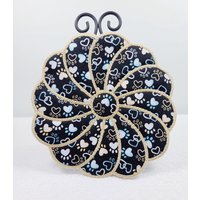 Pfotenabdruck Becher Teppich Bestickter Schwarzer & Gold Kerzenmatt von StitchedPrettiesShop