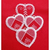 Spitzenherzornamente | 4Er Set Weiße Spitze Auf Rotem Filz Spitzenherzornamente | 4Er Set Weiße Spitze Auf Rotem Filz von StitchedPrettiesShop