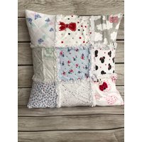 Rag Quilt Kissen, Patchwork Memory Baby Kleidung Andenken, Erinnerungskissen von StitchedinPrayer