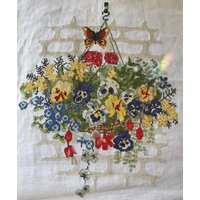 Blumenampel Der Stiefmütterchen-Kreuzstich-Vervollständigt, Landhaus-Einweihungsgeschenk von StitcheryByCheeChee