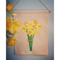 Handgemachte Narzissen Wandbehang Blumen Dekor Frühling Gobelin von StitchesAndSmiles1