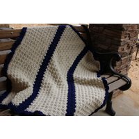 Handgemachte Gehäkelte Baby Decke Off White & Navy Blue Afghan von StitchesbyRuthie